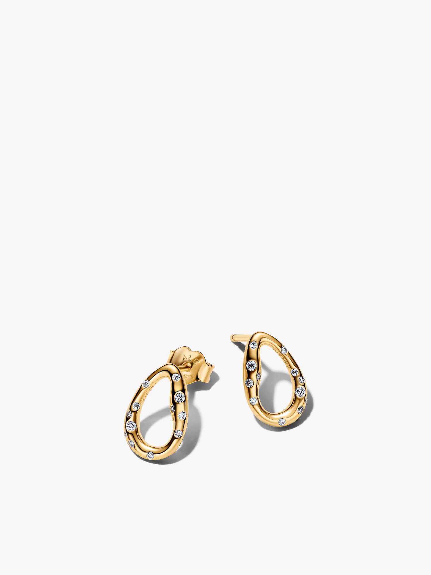 Aretes de botón con forma oval orgánica engastados con piedras