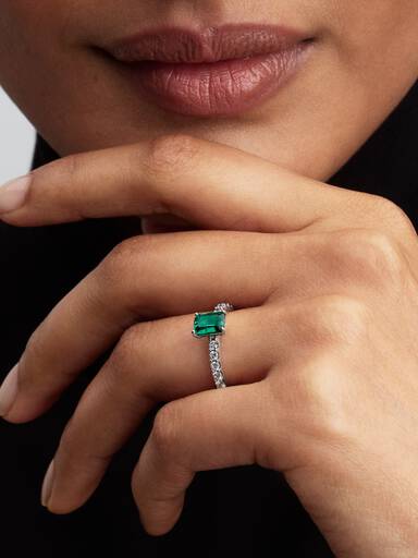 Anillo rectangular verde reluciente con halo
