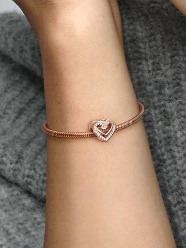 Charm Corazones entrelazados resplandecientes
