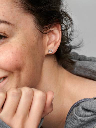 Aretes de botón Corazón abierto