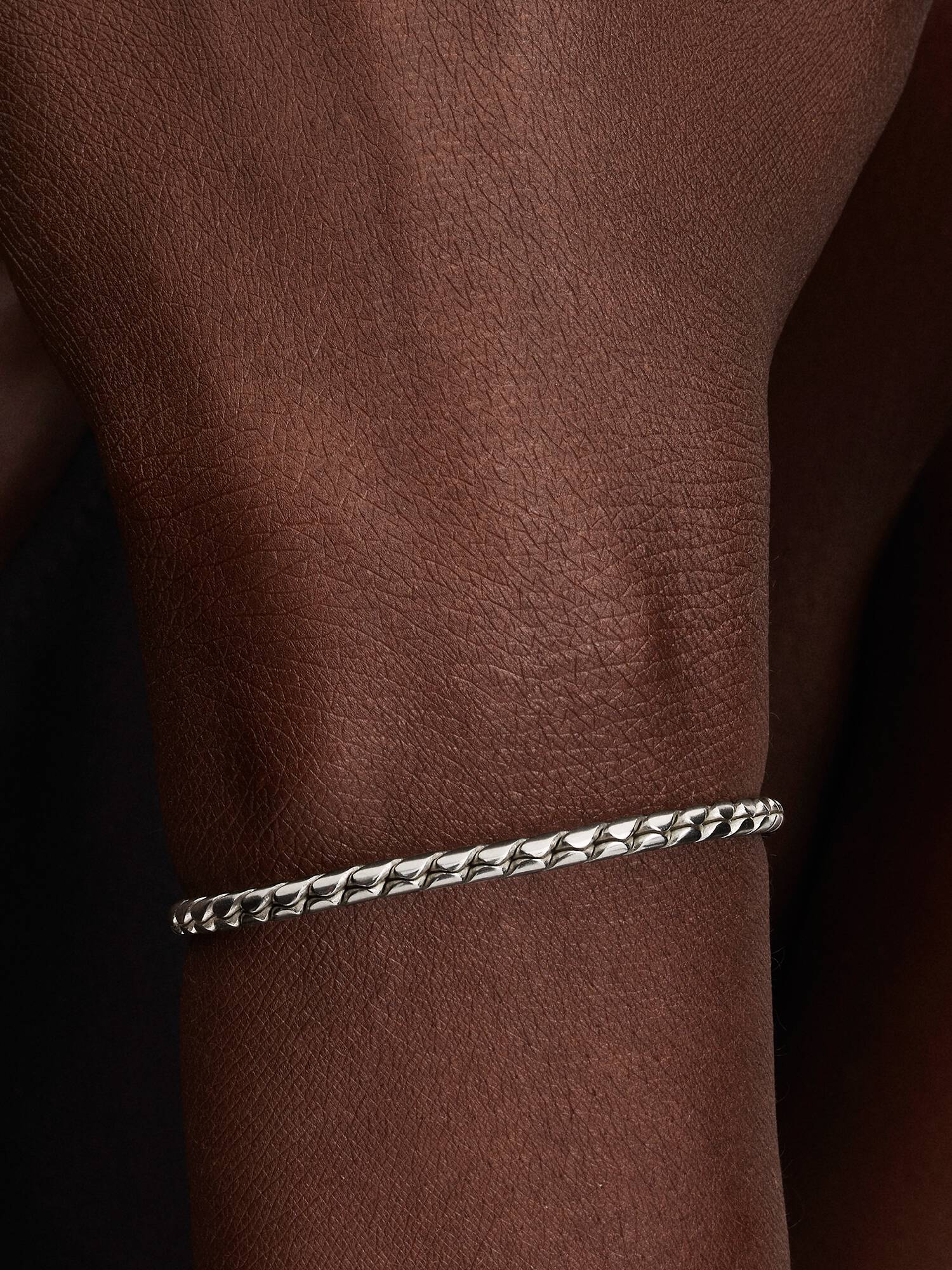 Brazalete de cadena trenzada con broche redondo