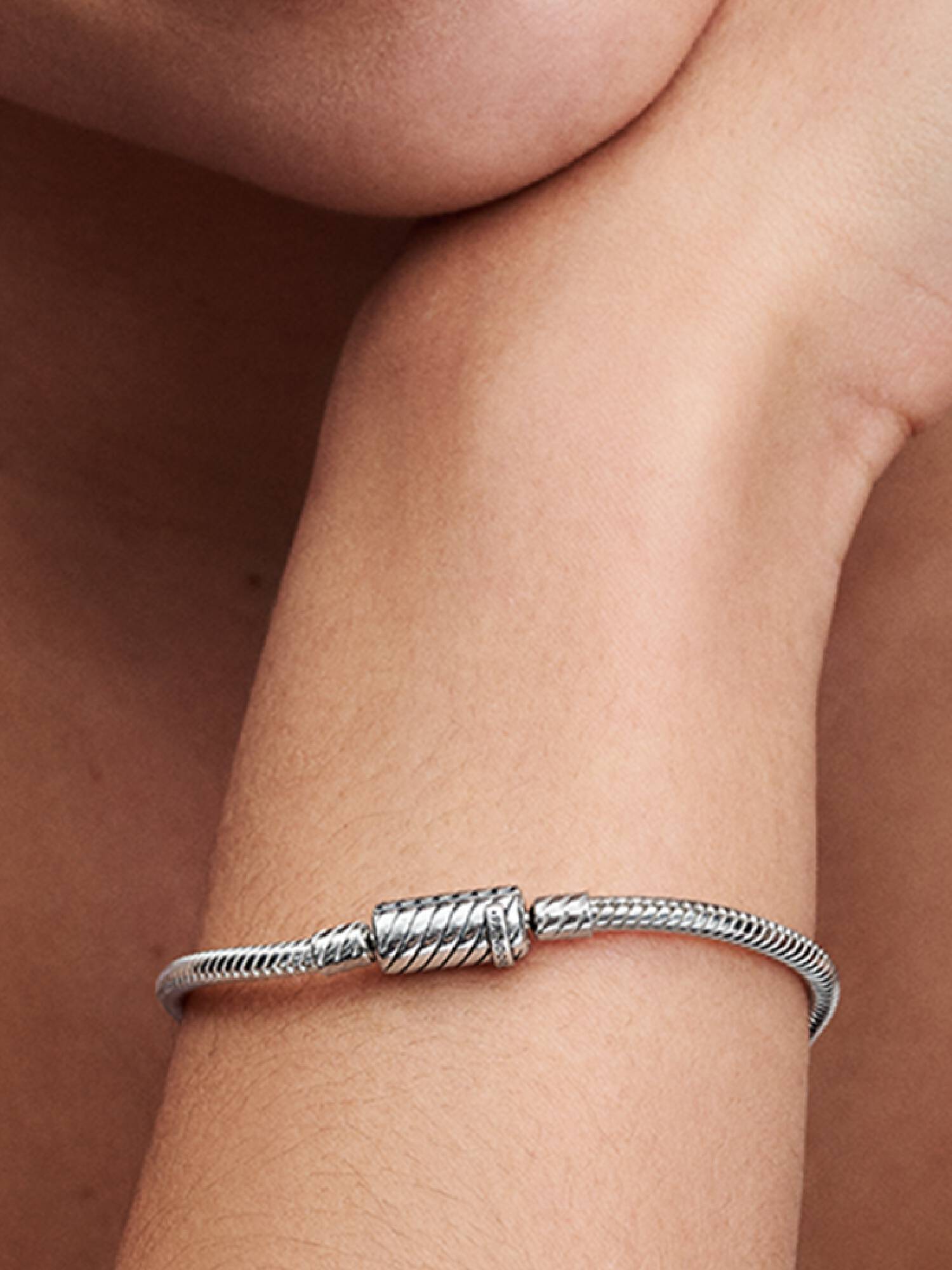 Brazalete de cadena de serpiente con broche magnético de fácil cierre