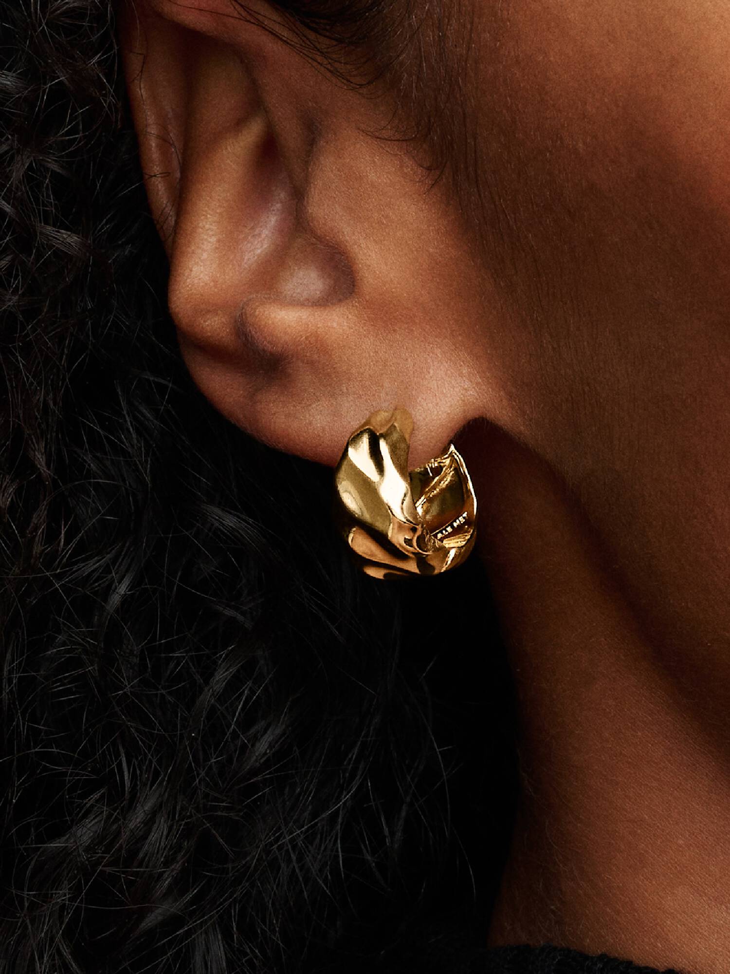 Aretes de aro ondulados